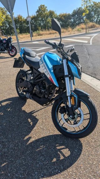 Moto Voge 125r Naked Azul y Blanca