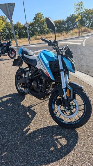 Moto Voge 125r Naked Azul y Blanca