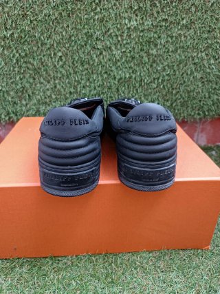 Zapatillas negras con calavera(usado)