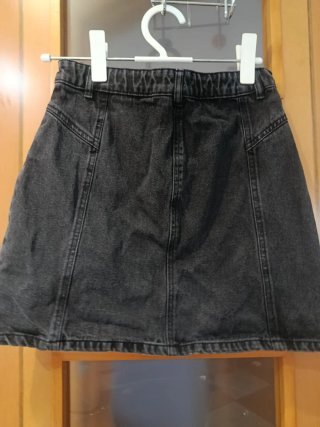 Falda vaquera negra con cremallera