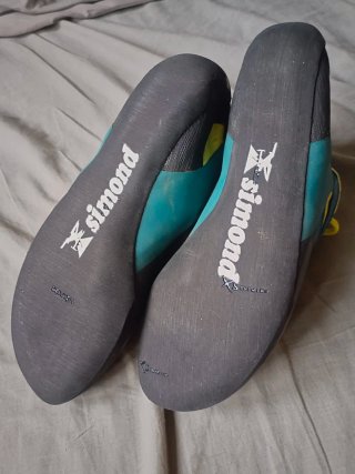 Pies de gato escalada teal y amarillo