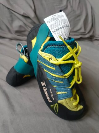 Pies de gato escalada teal y amarillo
