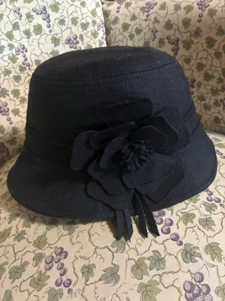 Bonito sombrero negro con flor,