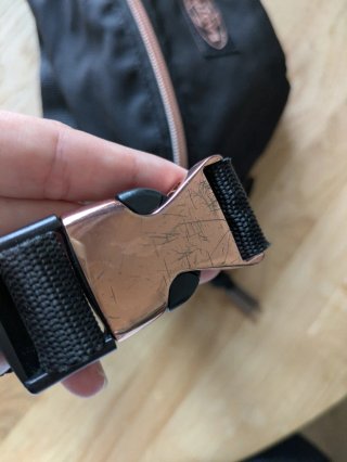 Riñonera Eastpak negra con cremalleras oro rosa