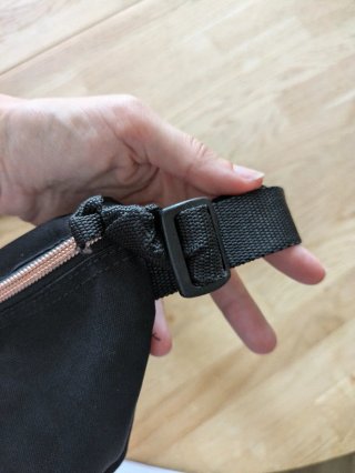 Riñonera Eastpak negra con cremalleras oro rosa