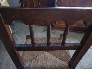 Silla antigua de madera y yute