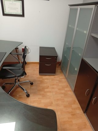 Muebles de oficina: mesa, sillas y estanteria