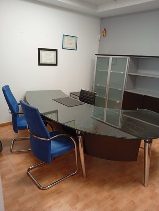 Muebles de oficina: mesa, sillas y estanteria