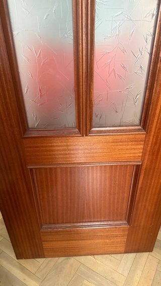 Puerta madera maciza y cristal.