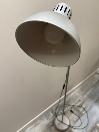 Lámpara de pie articulada