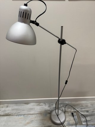 Lámpara de pie articulada