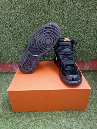 Zapatillas Jordan Negras y Doradas