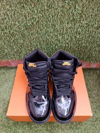 Zapatillas Jordan Negras y Doradas