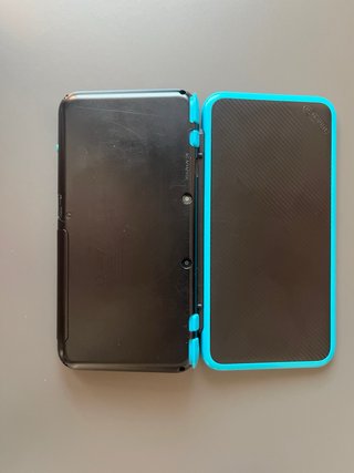 Nintendo 2DS XL Nero/Blu + Custodia Coca-Cola + Cavo