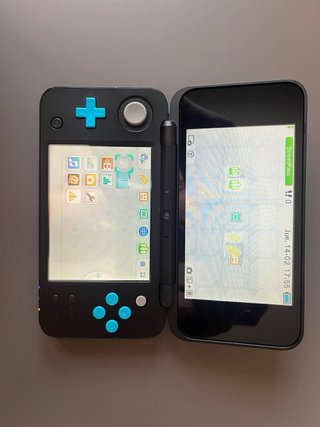 Nintendo 2DS XL Nero/Blu + Custodia Coca-Cola + Cavo