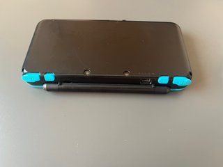 Nintendo 2DS XL Nero/Blu + Custodia Coca-Cola + Cavo