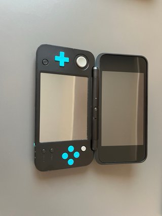 Nintendo 2DS XL Nero/Blu + Custodia Coca-Cola + Cavo