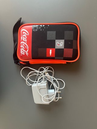 Nintendo 2DS XL Nero/Blu + Custodia Coca-Cola + Cavo
