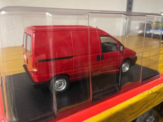 Escala 1/24 citroen jumpy roja