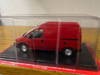 Escala 1/24 citroen jumpy roja