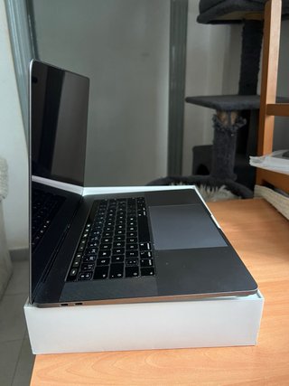MacBook Pro 15 i9 2018 16GB RAM SSD