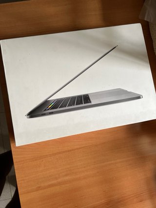 MacBook Pro 15 i9 2018 16GB RAM SSD