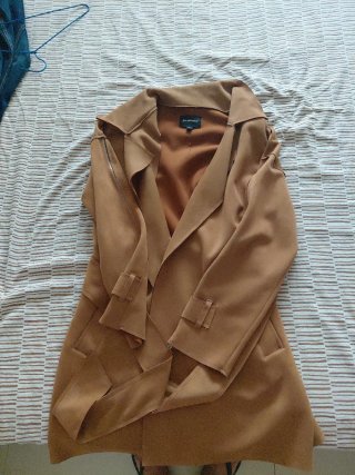 Gabardina ante Stradivarius