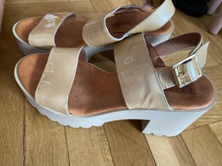 Sandalias Beige Doradas Plataforma Hebilla