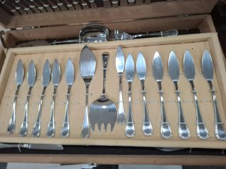 Cubertería de metal plateado