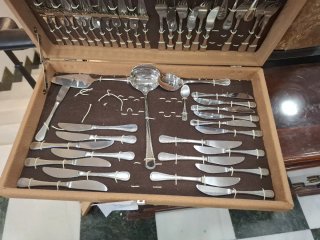 Cubertería de metal plateado