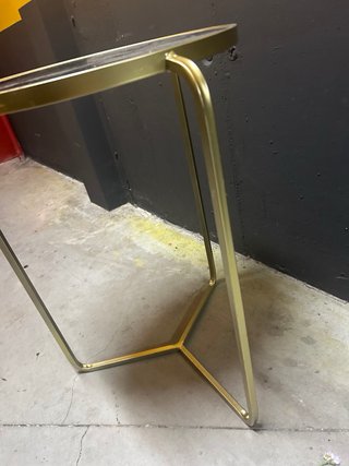 Mesa auxiliar diseño espejo y metal