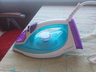 Plancha de vapor azul y morada marca Philips