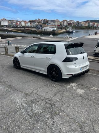 Volkswagen Golf R 300