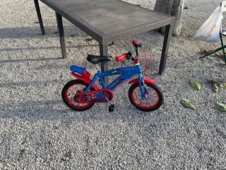 Bicicleta infantil azul y roja de spiderman