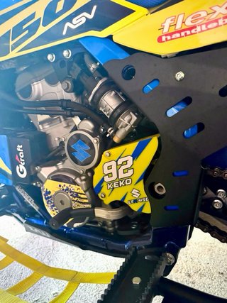 Protector piñón Suzuki LTR 450. Incluye casquillos