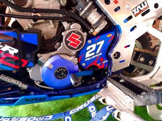 Protector piñón Suzuki LTR 450. Incluye casquillos