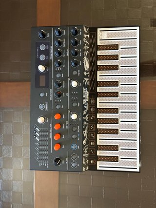 Sintetizador Arturia MicroFreak(caja+cables)