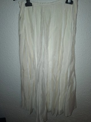 Falda beige plisada