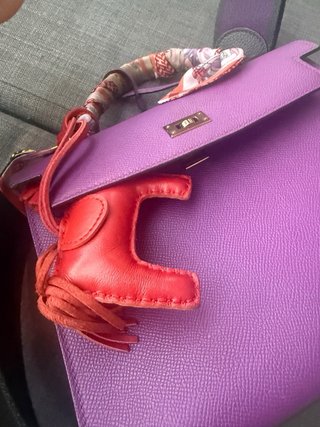 Bolso Hermes Kelly Morado con Llavero Rojo