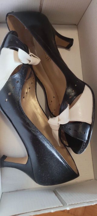 Zapatos de tacón negros y blancos con lazo
