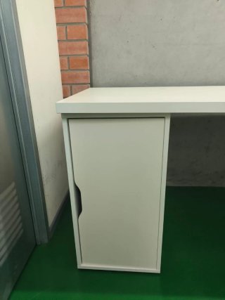 Mesa de escritorio blanca