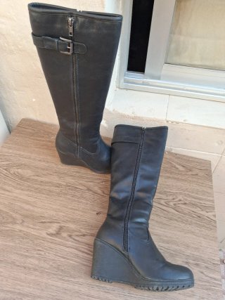 Botas altas de cuña negras nuevas Con cremalleras
