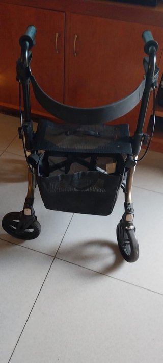 Andador para ancianos con ruedas
