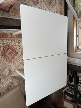 Mesa auxiliar extensible blanca con cajón.
