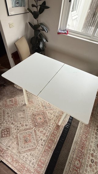 Mesa auxiliar extensible blanca con cajón.