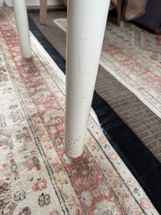 Mesa auxiliar extensible blanca con cajón.