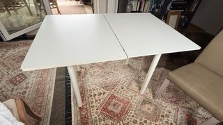 Mesa auxiliar extensible blanca con cajón.