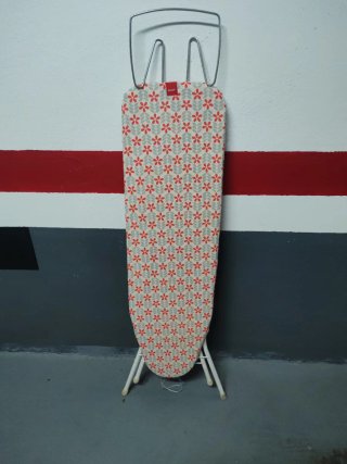 Tabla de planchar con funda floral