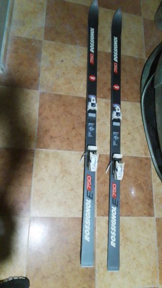 Esquís Rossignol E 750 con fijaciones Tyrolia