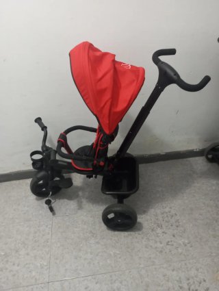 Triciclo para bebé con capota roja